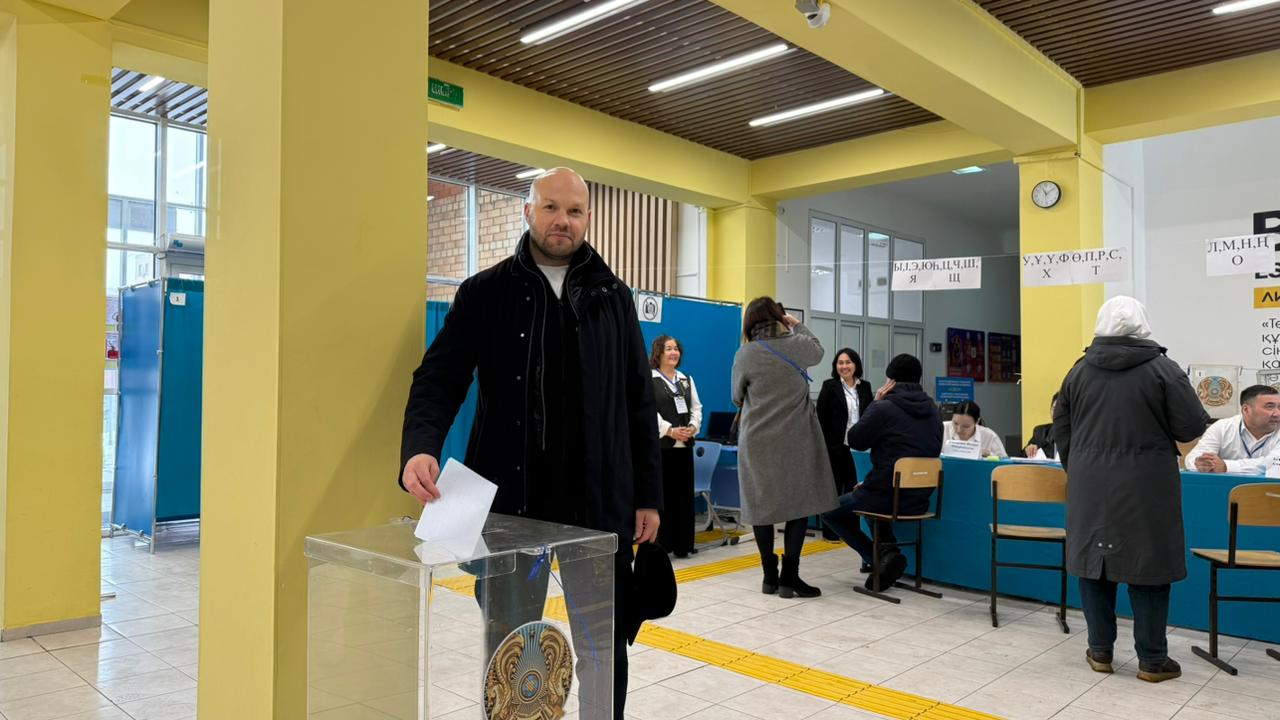 Василий Левит проголосовал на республиканском референдуме
