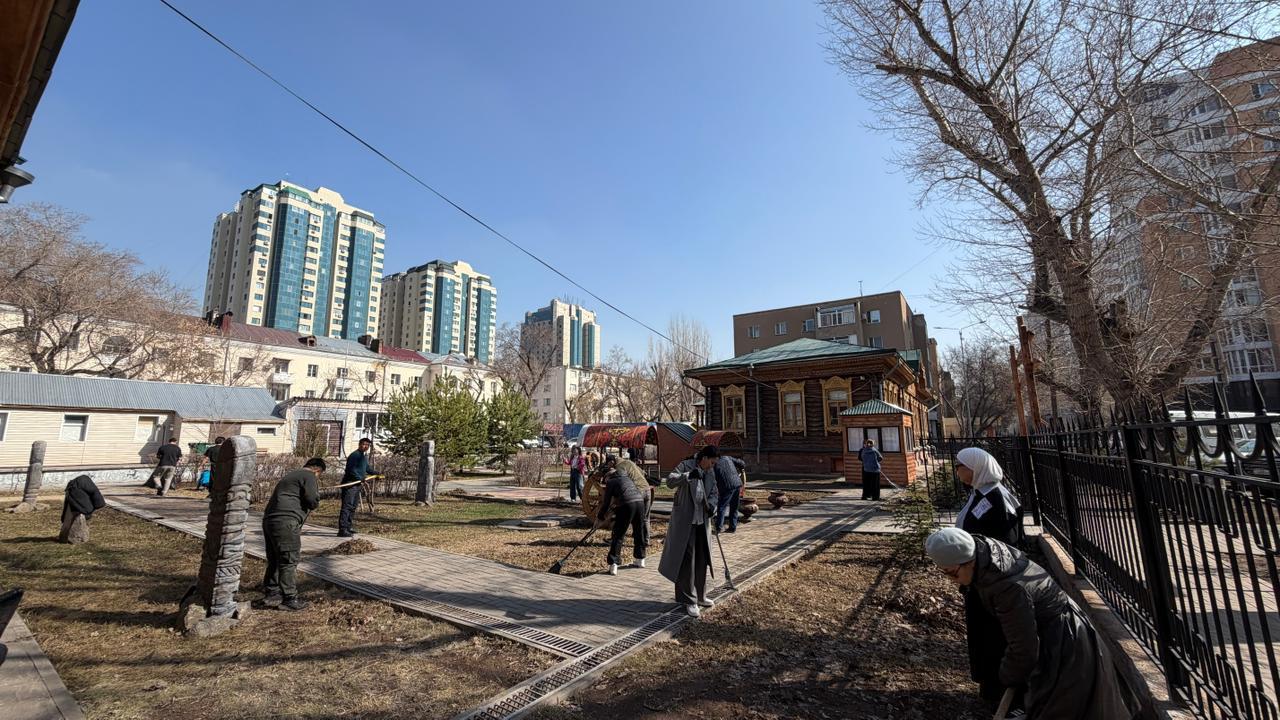 «Начни с себя!»: в Астане представители сферы культуры приняли участие в челлендже чистоты