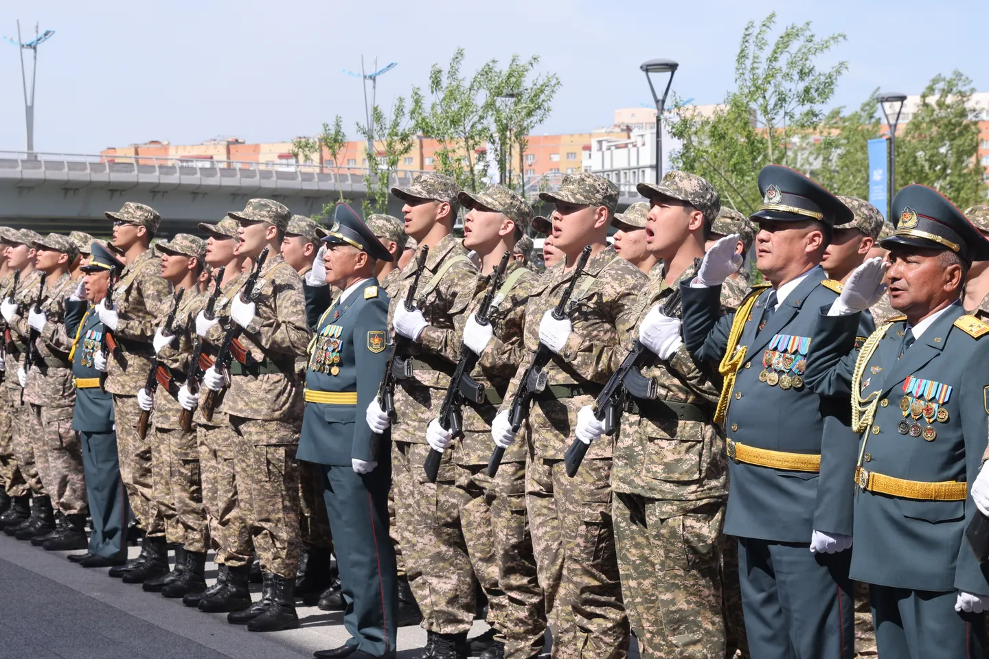 Более 400 выпускников ЕНУ приняли военную присягу
