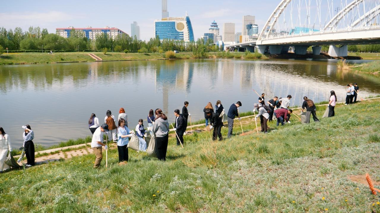 Экоакция на набережной Есиля: более 100 молодых людей внесли вклад в чистоту Астаны