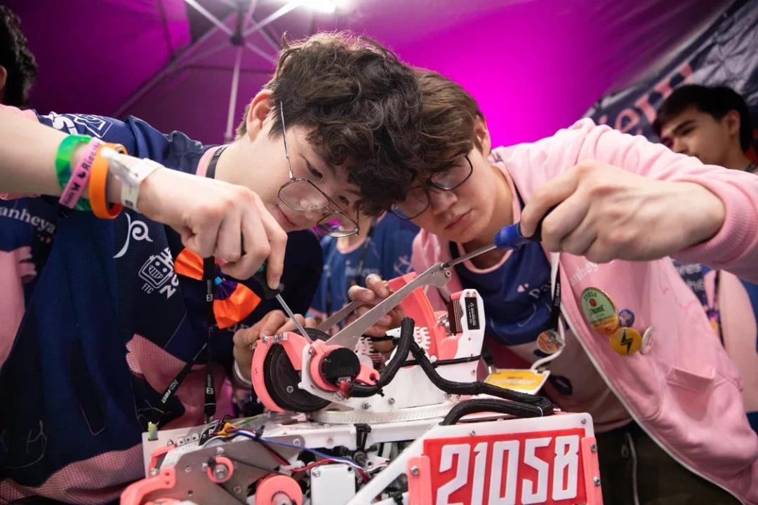 Сборная Казахстана завоевала 12 наград на чемпионате мира по робототехнике