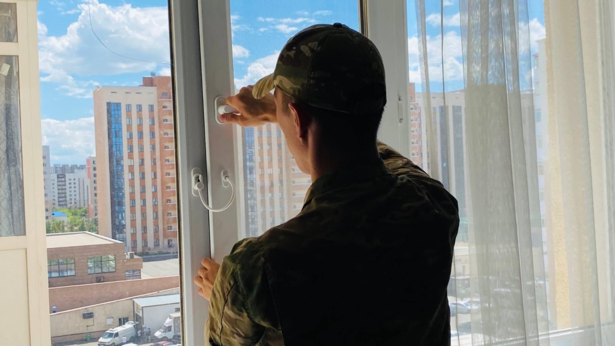 Цена секундной потери бдительности: в Астане спасатели и волонтёры защищают детей от выпадения из окон