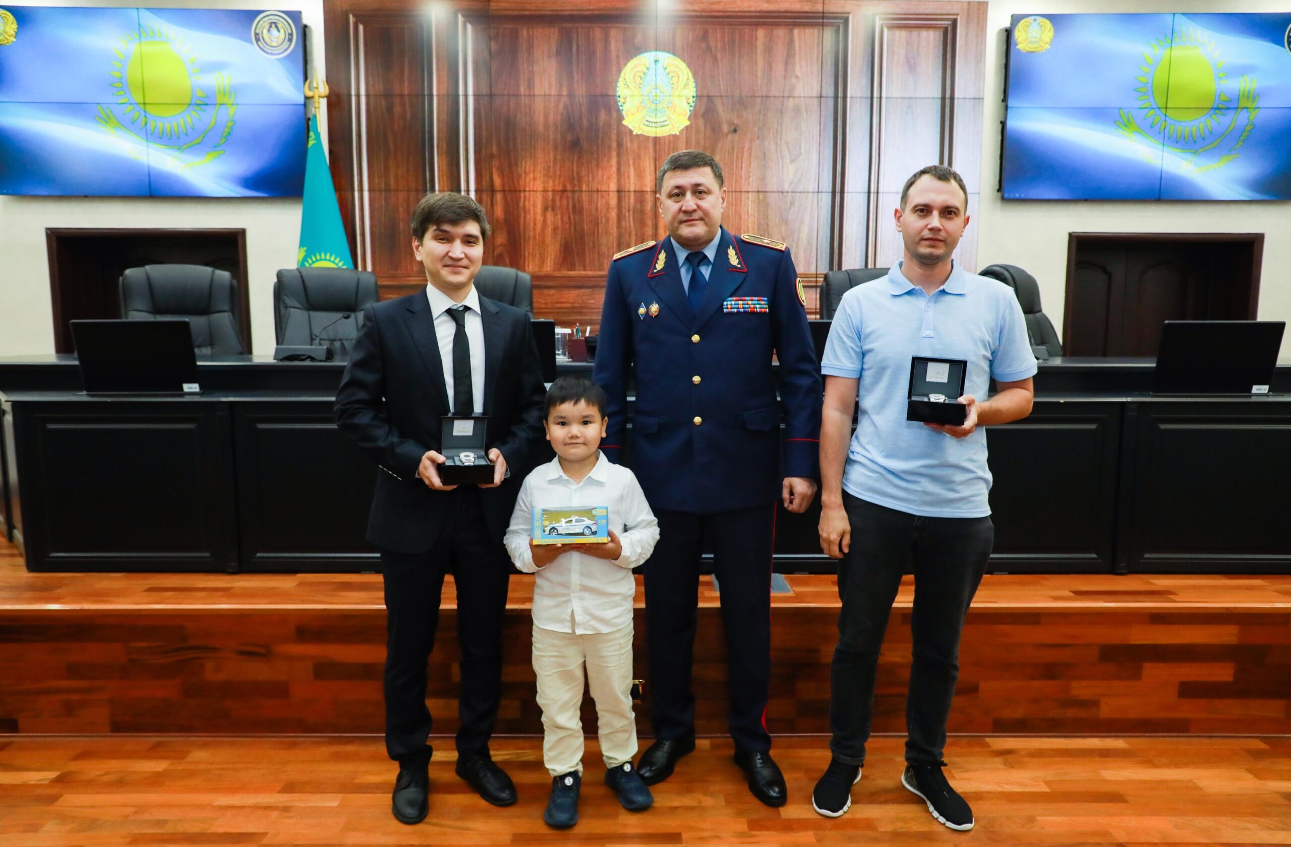 В Астане наградили горожан, спасших девочку от нападения