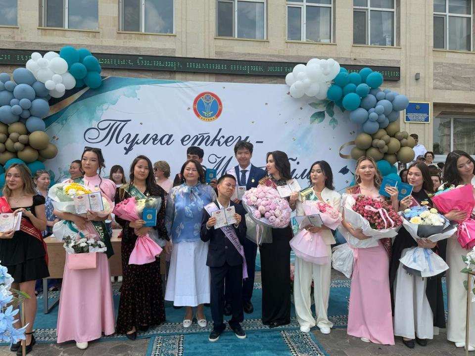 Столичный выпускник получил подарок от Димаша Кудайбергена