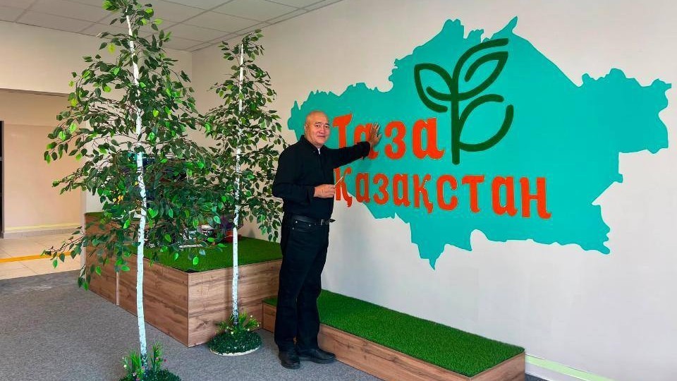 Учитель из Астаны воплощает идеи «Таза Қазақстан» в творчестве