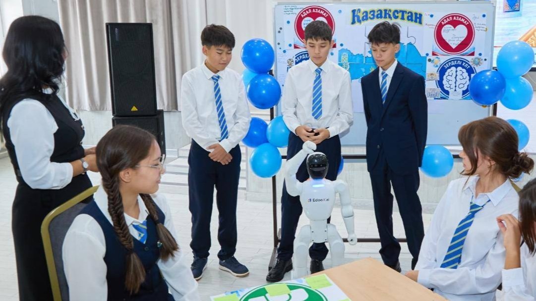 В столичной школе провели урок с AI-роботом в День знаний