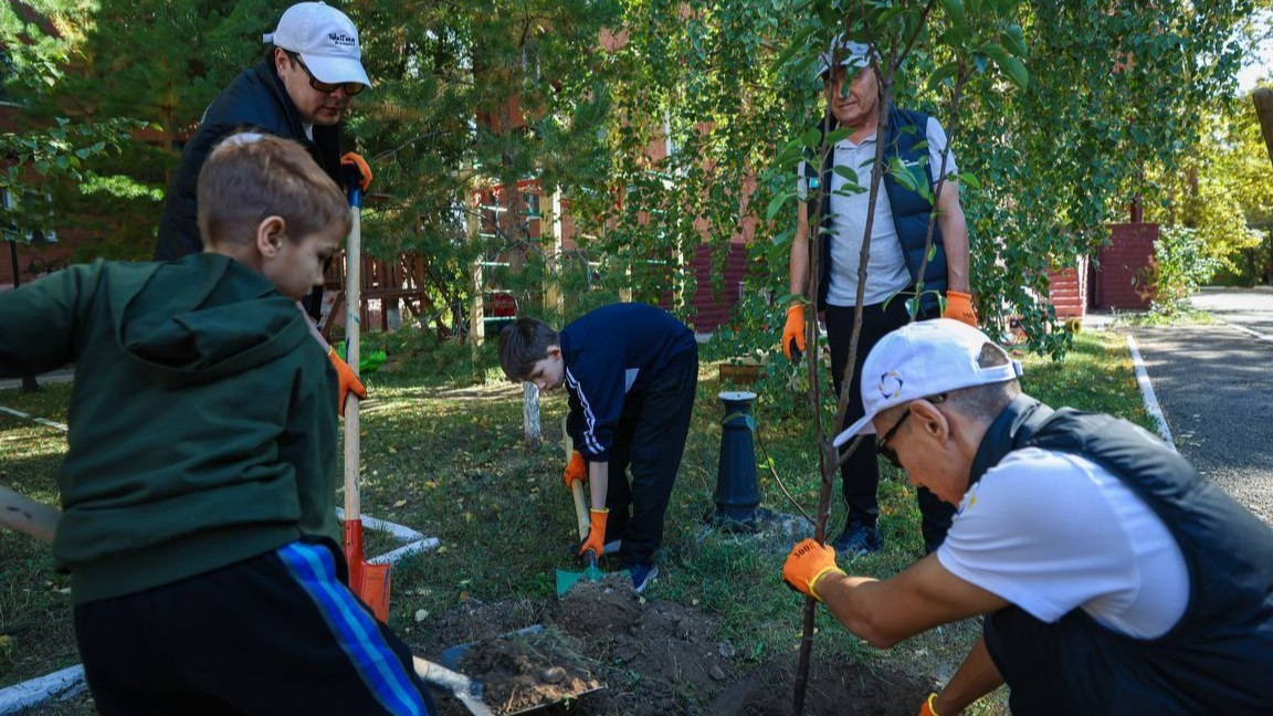 Депутаты партии «Әділет» благоустроили территорию Центра поддержки детей