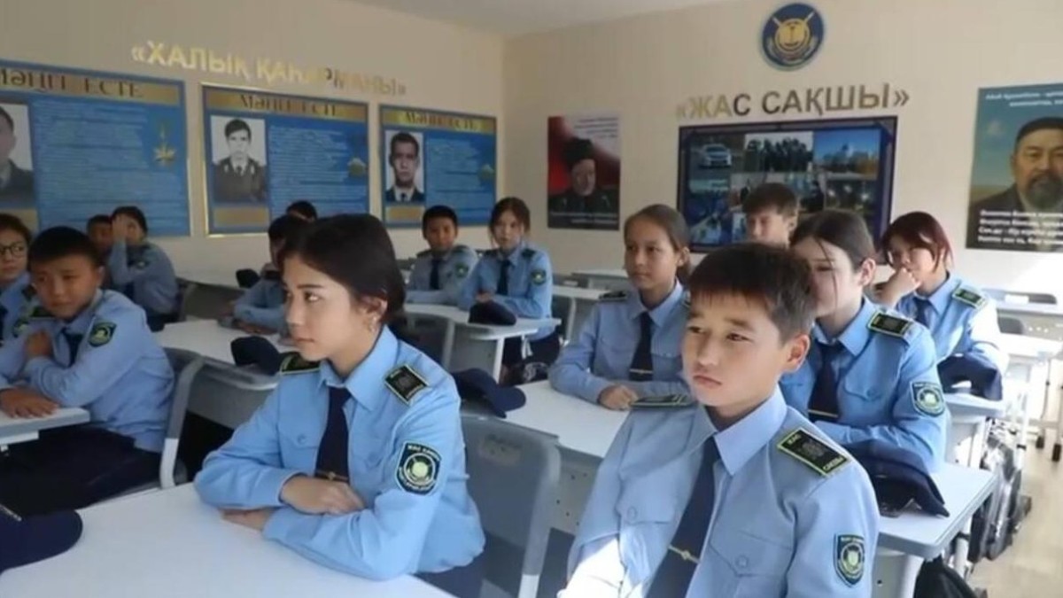 Полицейские провели лекцию для учащихся класса "Жас сақшы" в Астане