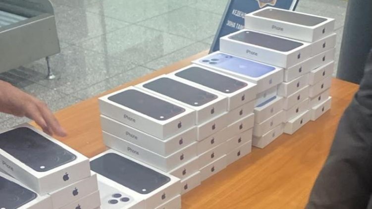 50 телефонов в одном чемодане: в Астане пресекли незаконный ввоз смартфонов