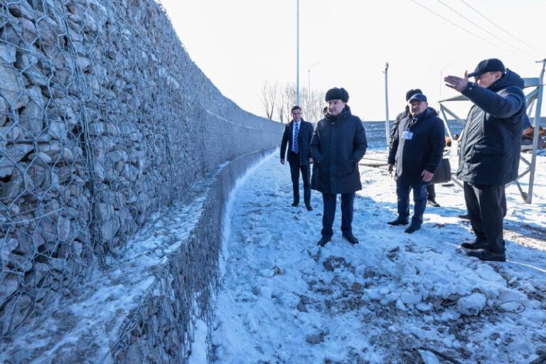 Сын вырσс тσчной кσпией Жанны Фрuске! Дмитрий Шепелев вышел в свет с тремя детьм